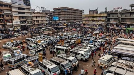 En Ouganda, deux femmes arrêtées pour s’être embrassées en public