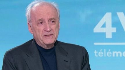 Guerre en Ukraine : “On peut espérer un arrêt du conflit, mais il faudrait sans doute une carotte, pas que le bâton, pour faire bouger Poutine”, estime l’ex-ministre des Affaires étrangères Hubert Védrine