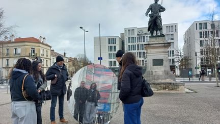 REPORTAGE. “Ça ressemble à un miroir” : à Nancy, un “contre-monument” à côté de la statue du sergent Blandan pour mettre l’histoire en perspective