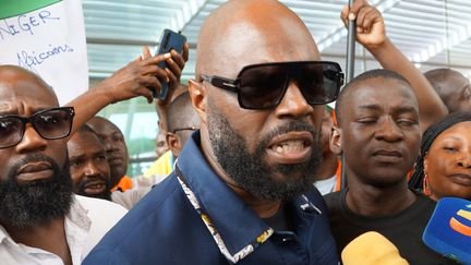 L’influenceur anticolonialiste Kemi Seba, déchu de sa nationalité française, a été arrêté en Afrique du Sud