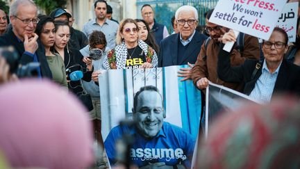 Procès de Mourad Zeghidi : sa fille attend “une libération, la fin de ce cauchemar et de deux ans de douleur et d’injustice”