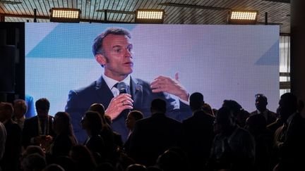 “C’est un manque total de respect” : agacé par le bruit, Emmanuel Macron monte sur la scène de l’événement Africa Forward, pour “remettre un peu d’ordre”