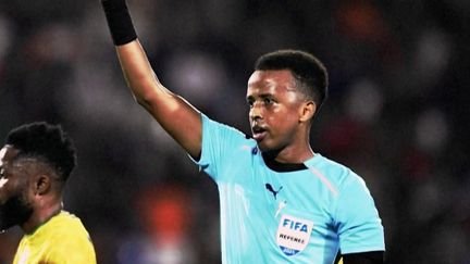 “Je pense qu’ils ont un problème avec mon pays” : élu meilleur arbitre africain, Omar Abdulkadir Artan privé de Mondial et refoulé du sol américain