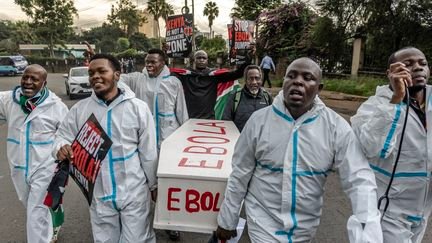 Contre Ebola, la politique sanitaire américaine sème la colère en Afrique