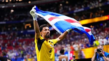 Cage imprenable en Coupe du monde, “petite grand-mère”, star des réseaux sociaux… Qui est Vozinha, l’héroïque gardien du Cap-Vert ?