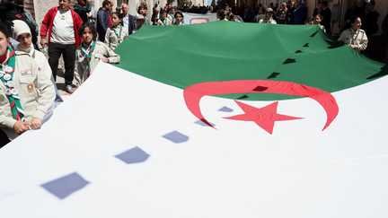 “Capitulation”, “aplaventrisme” : le RN et la droite s’insurgent contre la hausse des visas pour les Algériens envisagée par Paris