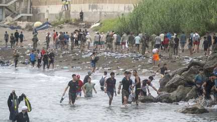 Décision de justice mal interprétée, rumeurs, tensions diplomatiques… Comment expliquer l’afflux de migrants marocains dans l’enclave espagnole de Ceuta ?