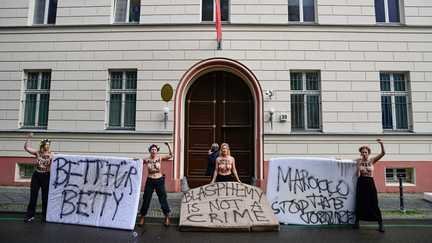 “Comment est-ce possible de tolérer une injustice pareille ?” : mobilisation à Paris pour réclamer la libération d’une militante féministe emprisonnée au Maroc