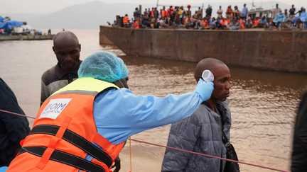 REPORTAGE. “Si un seul cas arrive à Kinshasa, ce sera catastrophique” : en RDC, des équipes médicales inspectent des bateaux pour tenter de freiner l’épidémie d’Ebola